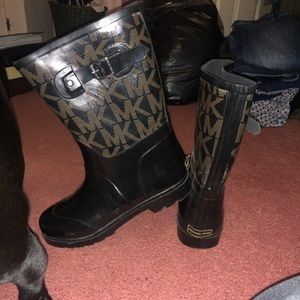 Black low Michael Kors rain boots